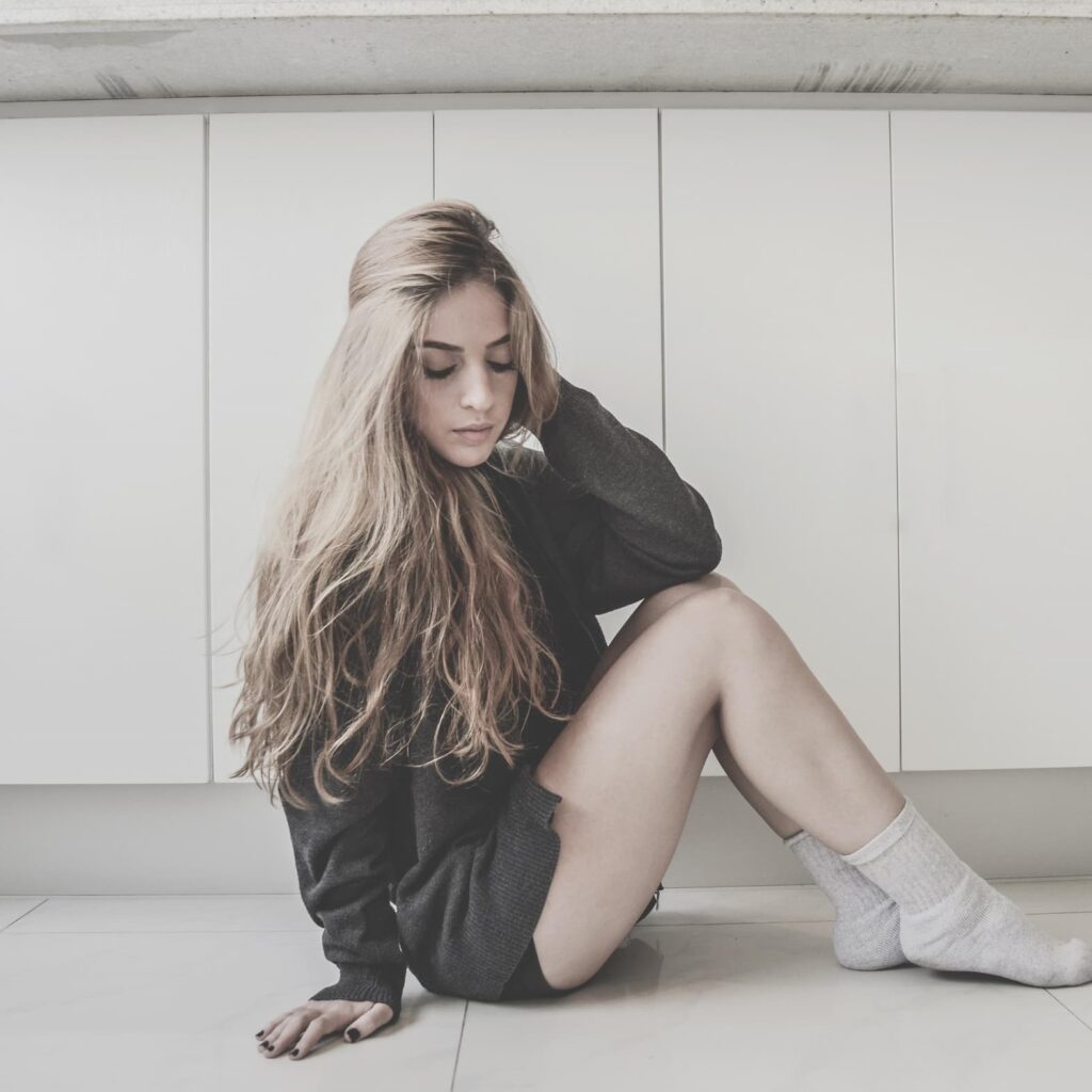 poses para fotos mujer sentada