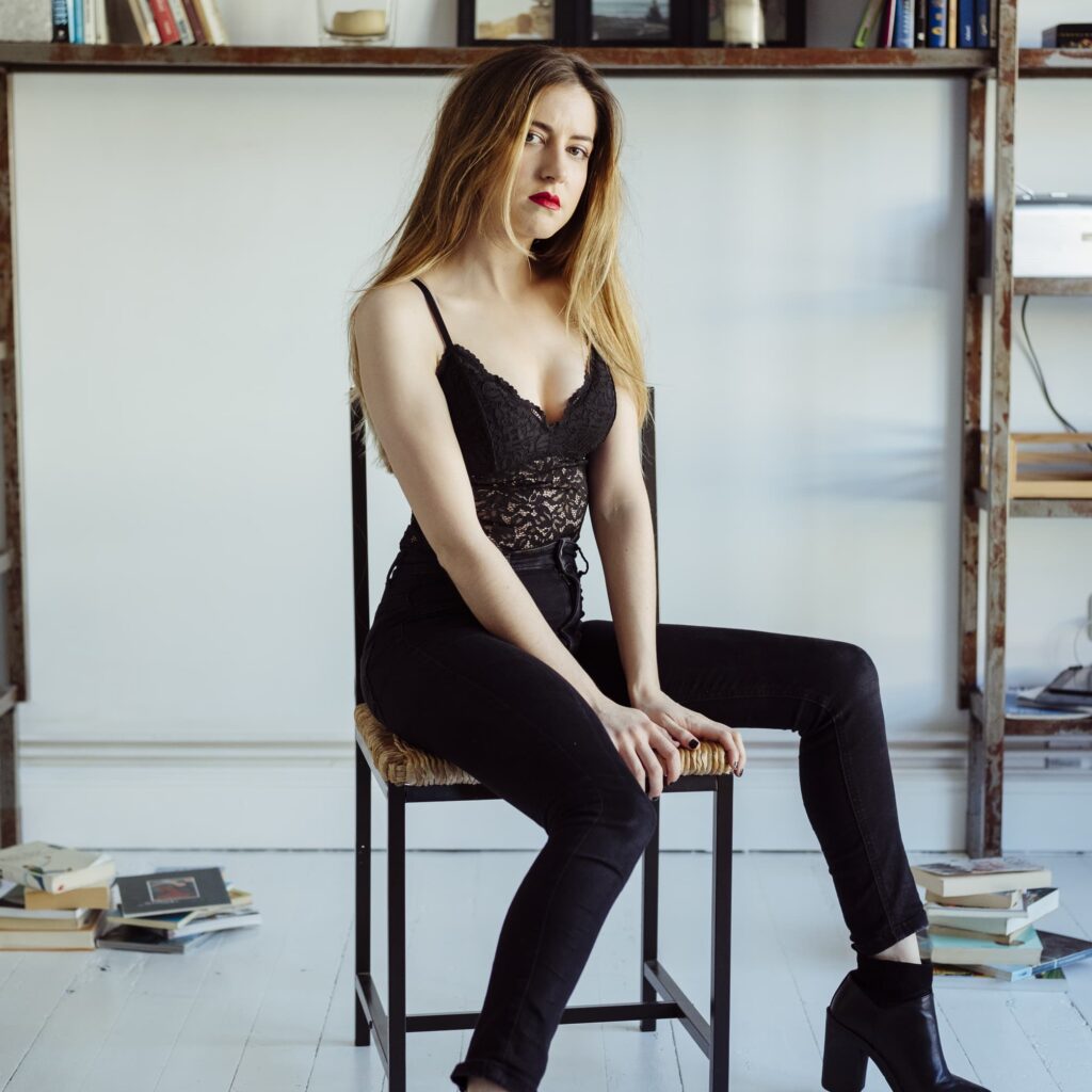 poses para fotos mujer sentada
