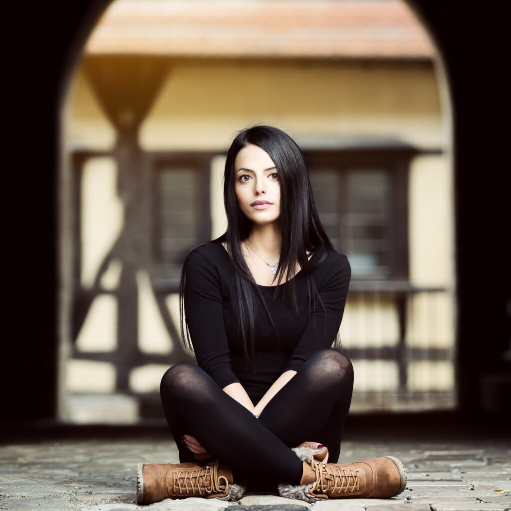 poses para fotos mujer sentada