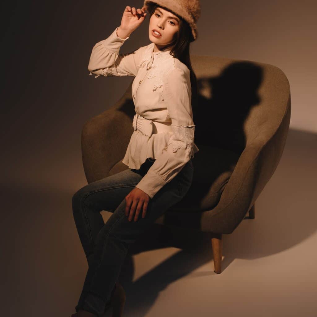 poses para fotos mujer sentada