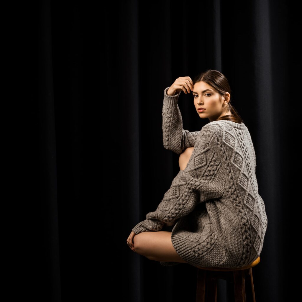 poses para fotos mujer sentada