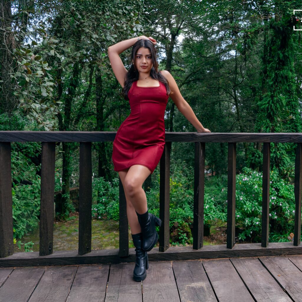 Jessica Aylinn pose en S sobre barandal con diagonales y manos activas.