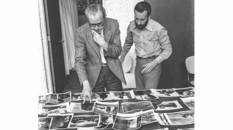 rulfo revisando fotografias